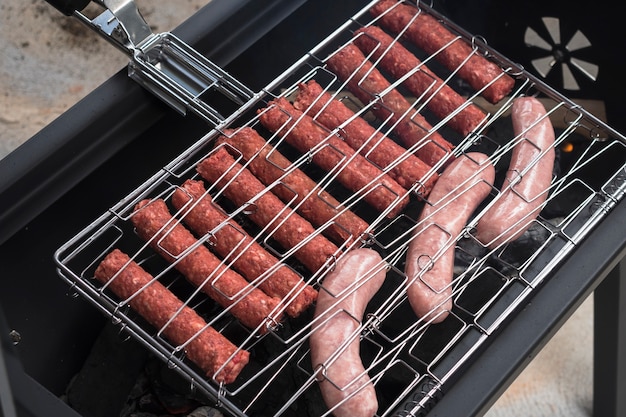 Fleischwürste, die auf Grill gebraten werden