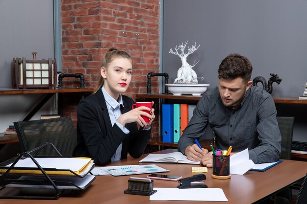 Fleißige und ernsthafte professionelle Arbeiter diskutieren ein Thema in den Dokumenten im Büro