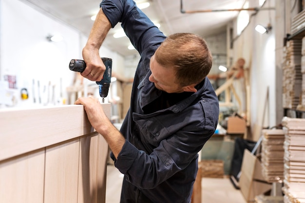 Fleißiger Mann, der seinen Job in einem Holzgeschäft macht