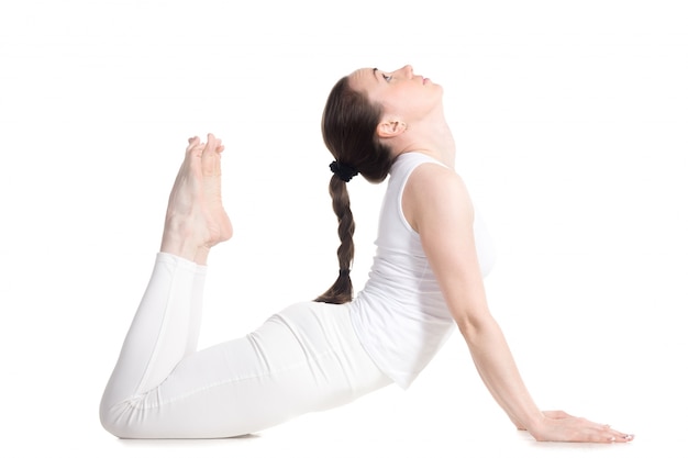 Flexible frau in sportkleidung yoga tut