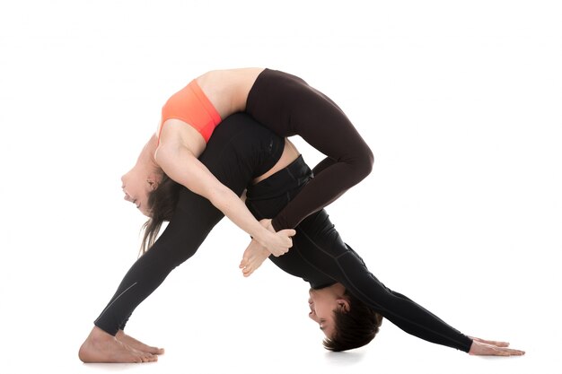 Flexible Paare, die eine Yoga-Haltung zeigt