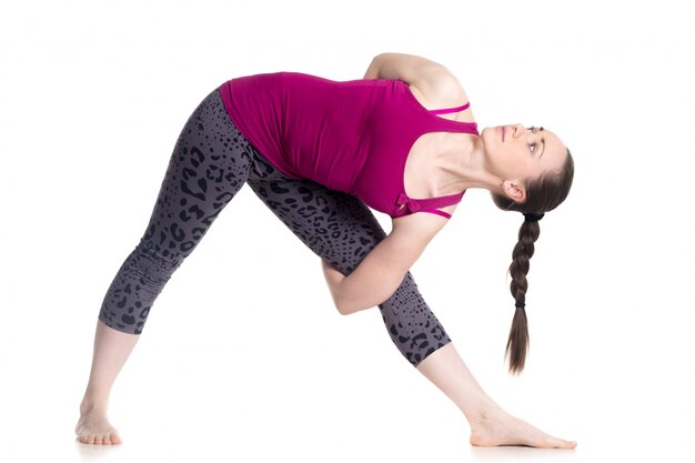 Flexible Sportlerin in einem Yoga-Kurs