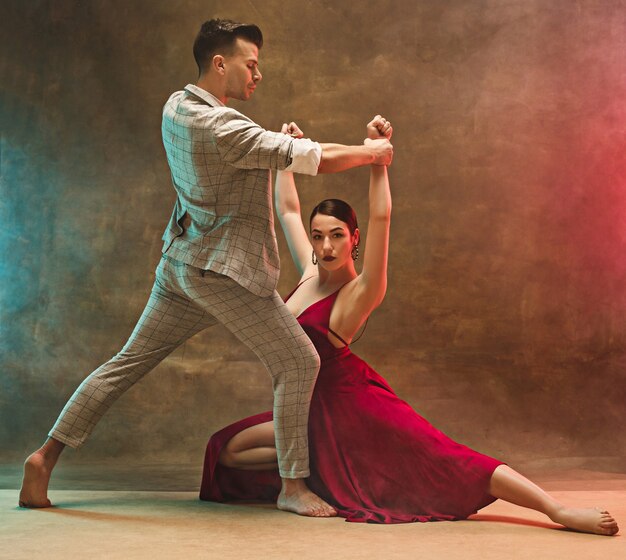 Flexibles junges modernes Tanzpaar, das herein aufwirft.