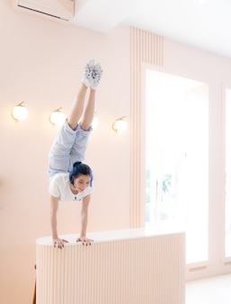 Flexibles mädchen üben stretching und handstand zu hause konzept der individualität kreativität
