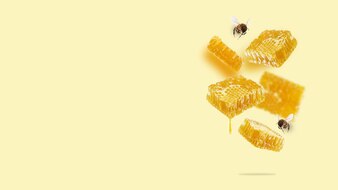 Fliegende wabenstücke tropfen honig und bienen auf gelbem hintergrund eine konzeptionelle komposition aus schwimmenden waben quadratisches bild für gesunde lebensmittel kreativer layout-design-kopienbereich