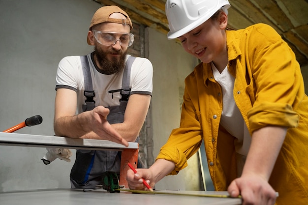 Fliesenleger arbeitet an der Renovierung der Wohnung