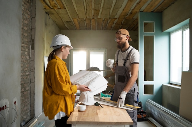 Fliesenleger arbeitet an der Renovierung der Wohnung