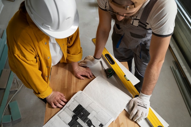 Fliesenleger arbeitet an der Renovierung der Wohnung