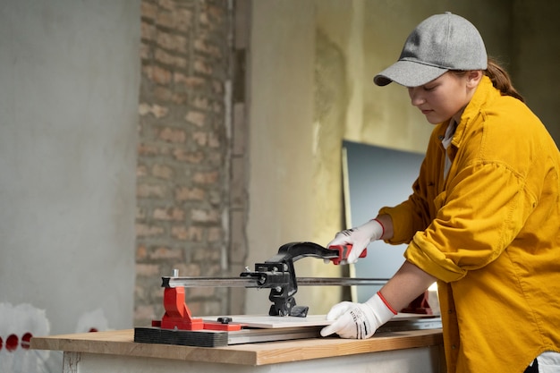 Fliesenleger arbeitet an der Renovierung der Wohnung