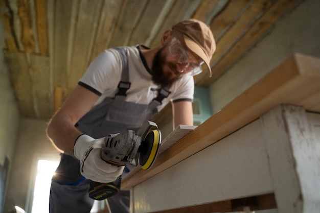 Fliesenleger arbeitet an der Renovierung der Wohnung