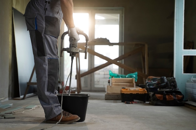 Kostenloses Foto fliesenleger arbeitet an der renovierung der wohnung