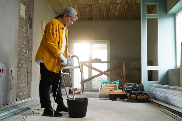 Fliesenleger arbeitet an der Renovierung der Wohnung