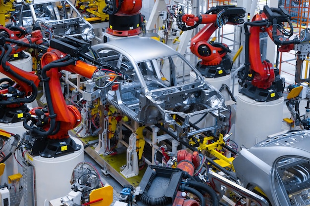 Fließbandproduktion von Neuwagen Automatisiertes Schweißen der Karosserie an der Produktionslinie Roboterarm an der Autoproduktionslinie funktioniert