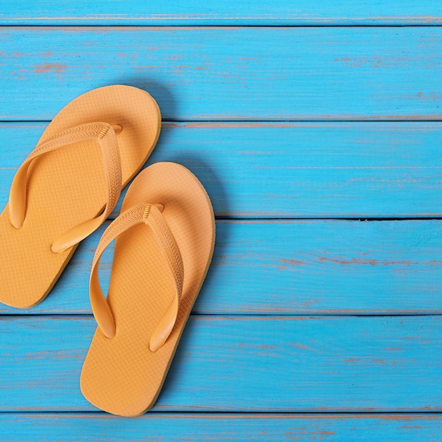 Flip Flops altes verwittertes blaues Strandholz