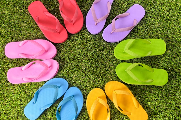 Kostenloses Foto flip flops kollektion über das gras