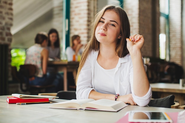 Flirty Mädchen in der Bibliothek posiert