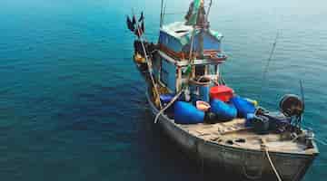 Kostenloses Foto floating boat ocean sea fishing-konzept