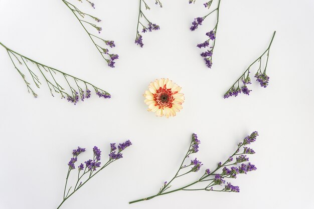 Floral Frame mit dekorativen Blume in der Mitte