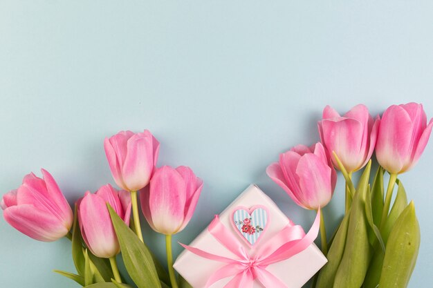 Florales Muttertagkonzept mit Geschenkbox und Rosen