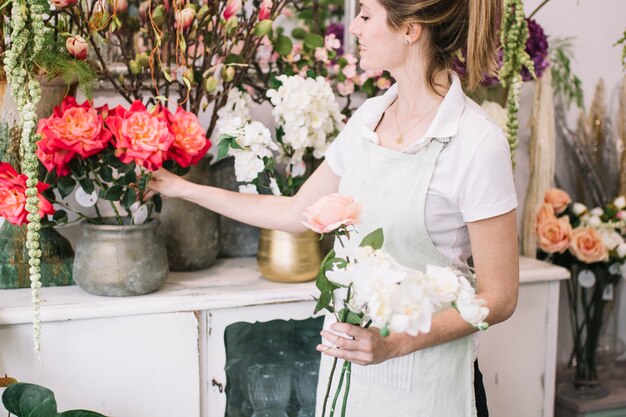 Florist, der Blumen für Blumenstrauß wählt