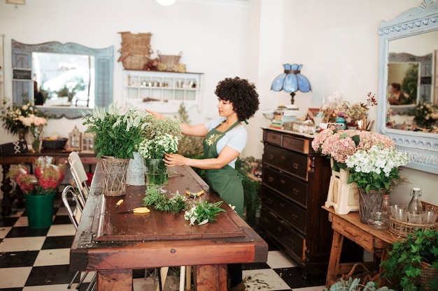 Florist, der Blumen im Geschäft anordnet