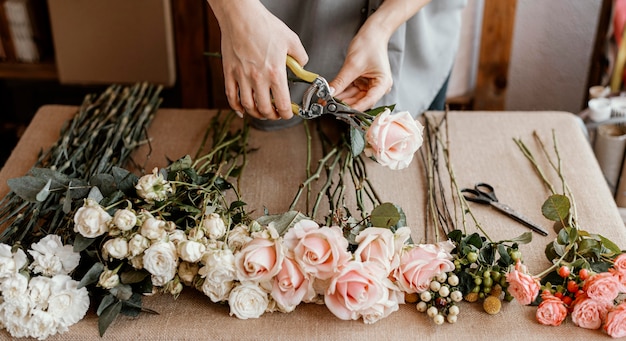 Florist, der einen schönen Blumenstrauß macht