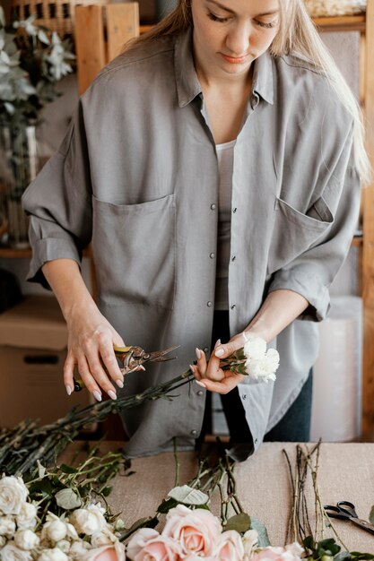 Florist, der einen schönen Blumenstrauß macht