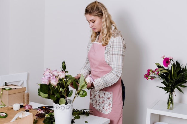 Kostenloses Foto florist, der mit rosen arbeitet