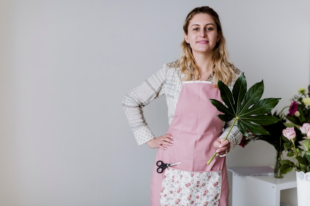 Florist im Vorfeld mit Blatt