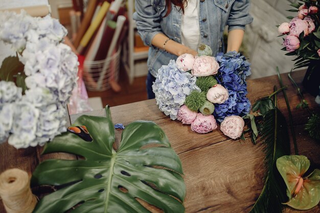 Florist in einem Blumenladen, der einen Blumenstrauß macht