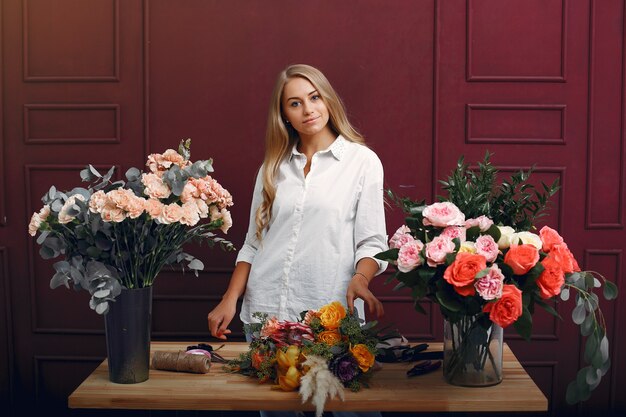 Florist macht einen schönen Blumenstrauß in einem Studio