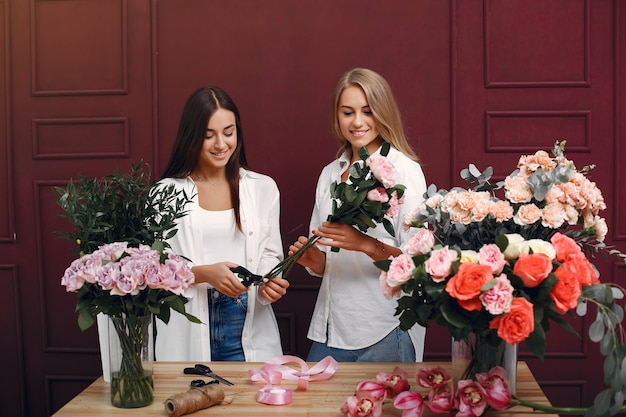 Florist macht einen schönen Blumenstrauß in einem Studio