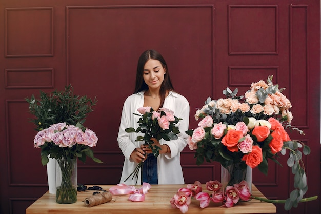 Florist macht einen schönen Blumenstrauß in einem Studio