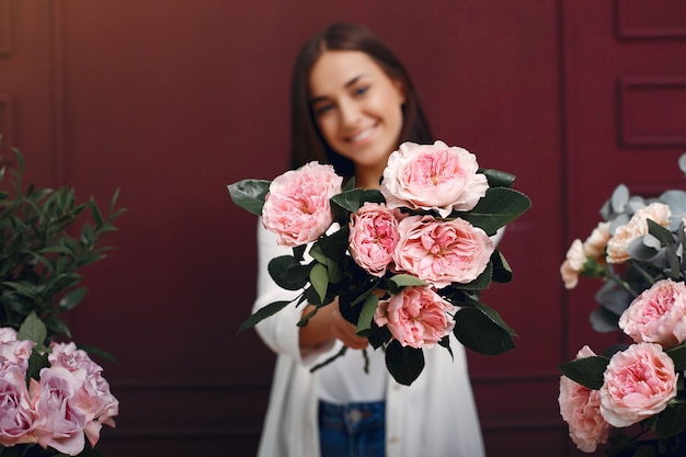 Florist macht einen schönen Blumenstrauß in einem Studio