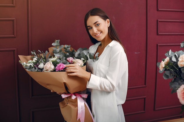 Florist macht einen schönen Blumenstrauß in einem Studio