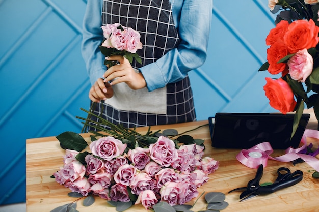 Florist macht einen schönen Blumenstrauß in einem Studio