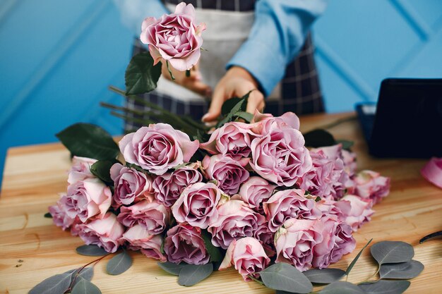 Florist macht einen schönen Blumenstrauß in einem Studio