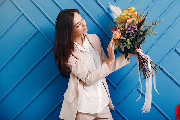 Florist macht einen schönen Blumenstrauß in einem Studio