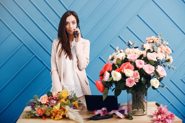 Florist macht einen schönen Blumenstrauß in einem Studio