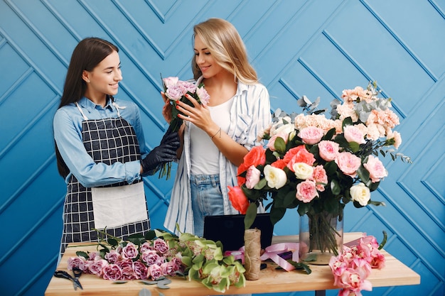 Florist macht einen schönen Blumenstrauß in einem Studio