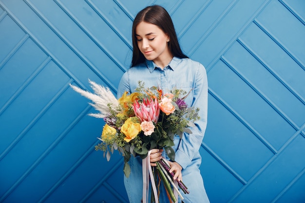 Florist macht einen schönen Blumenstrauß in einem Studio