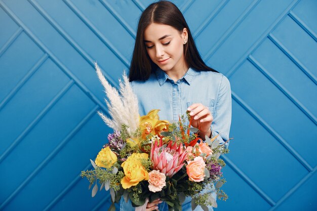 Florist macht einen schönen Blumenstrauß in einem Studio