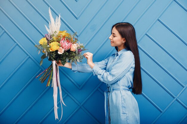 Florist macht einen schönen Blumenstrauß in einem Studio