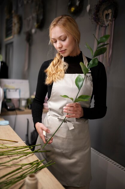 Floristin macht einen Blumenstrauß