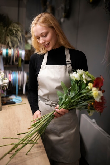 Kostenloses Foto floristin macht einen blumenstrauß