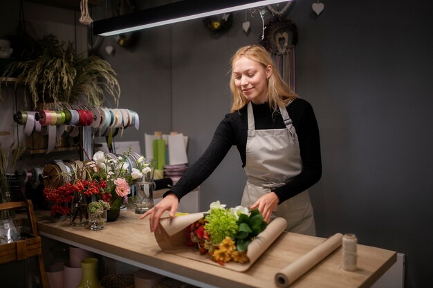 Floristin macht einen Blumenstrauß