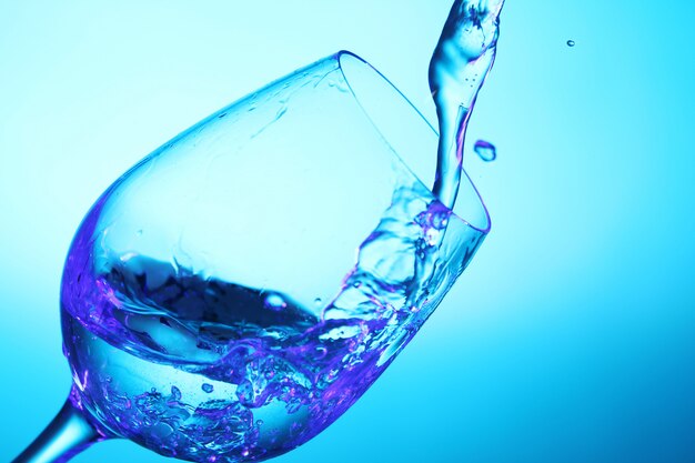 Flüssigkeit fließt in das Glas