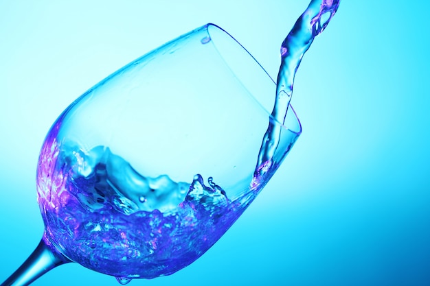 Flüssigkeit fließt in das Glas