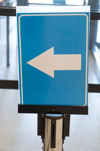 Flughafen Pfeil Richtungsschild Nahaufnahme