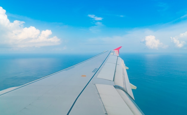 Flugzeug absteigend über einen blauen Ozean auf Malediven Insel.